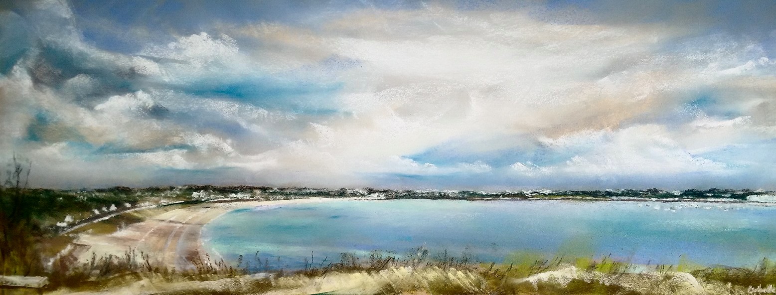 Vue de la pointe de la Garde sur la grande plage de St-Cast - Peinture au pastel sec par l'artiste peintre Isabelle Douzamy - Format panoramique 40x102 cm (encadré)